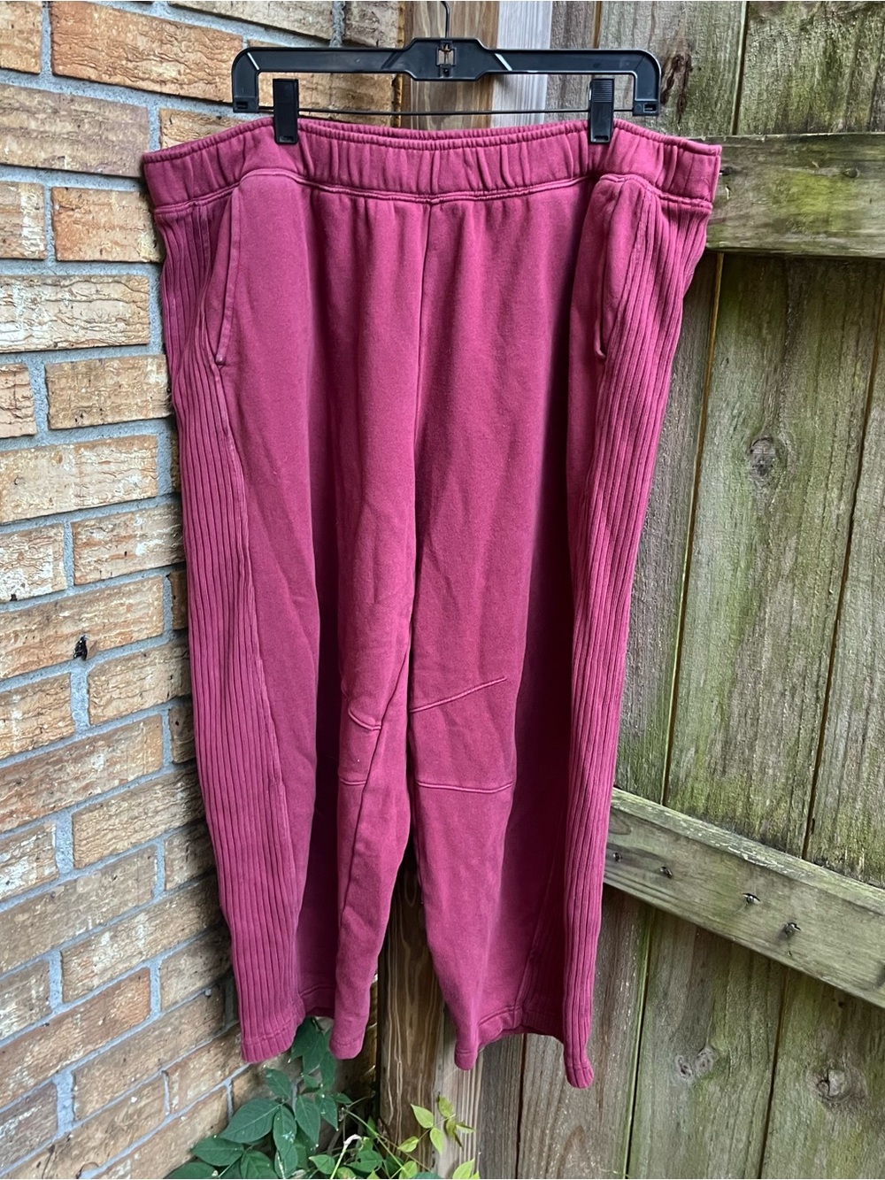 Aerie Barrel Leg Ribbed Side Panel Sweatpants - Maroon Color - SHORT